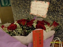 白花油│台北│蕭邦國際音樂節│董事長祝福卡及鮮花向Pogorelich表達感謝d