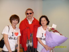 白花油│台北│蕭邦國際音樂節│工作人員和Pogorelich合影e